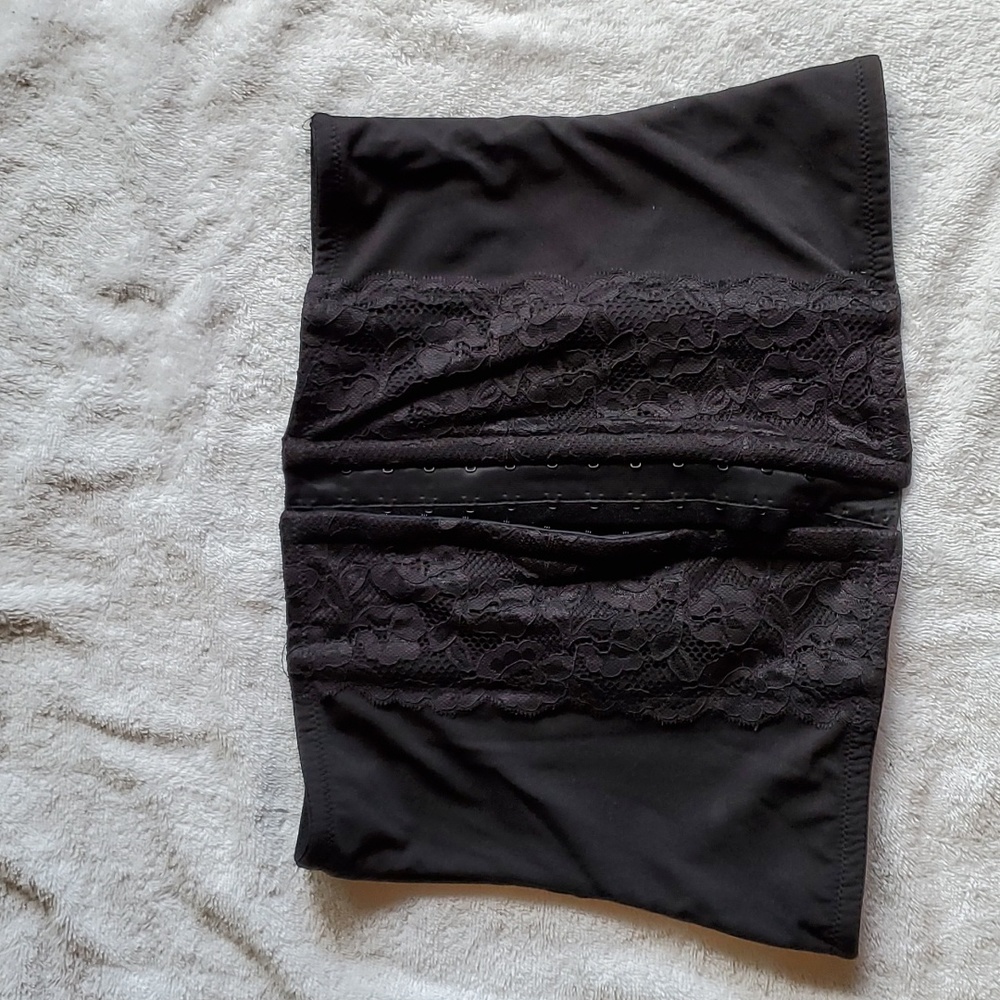 Black lace Corset has hook/eye close in Size Large by Secret Treasures EUC